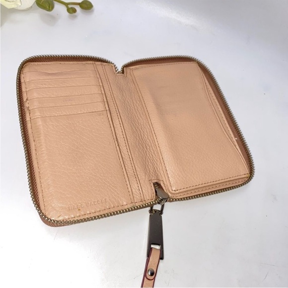 Marc Jacobs Leather Zip Around Wristlet Nude- Pre Loved - Picture 5 of 11